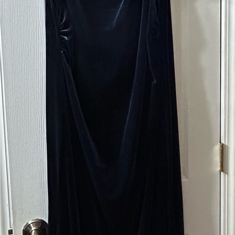 VELVET ASYMMETRICAL NECK KNOTTED
RUCHED MAXI DRESS CURVE & PLUS